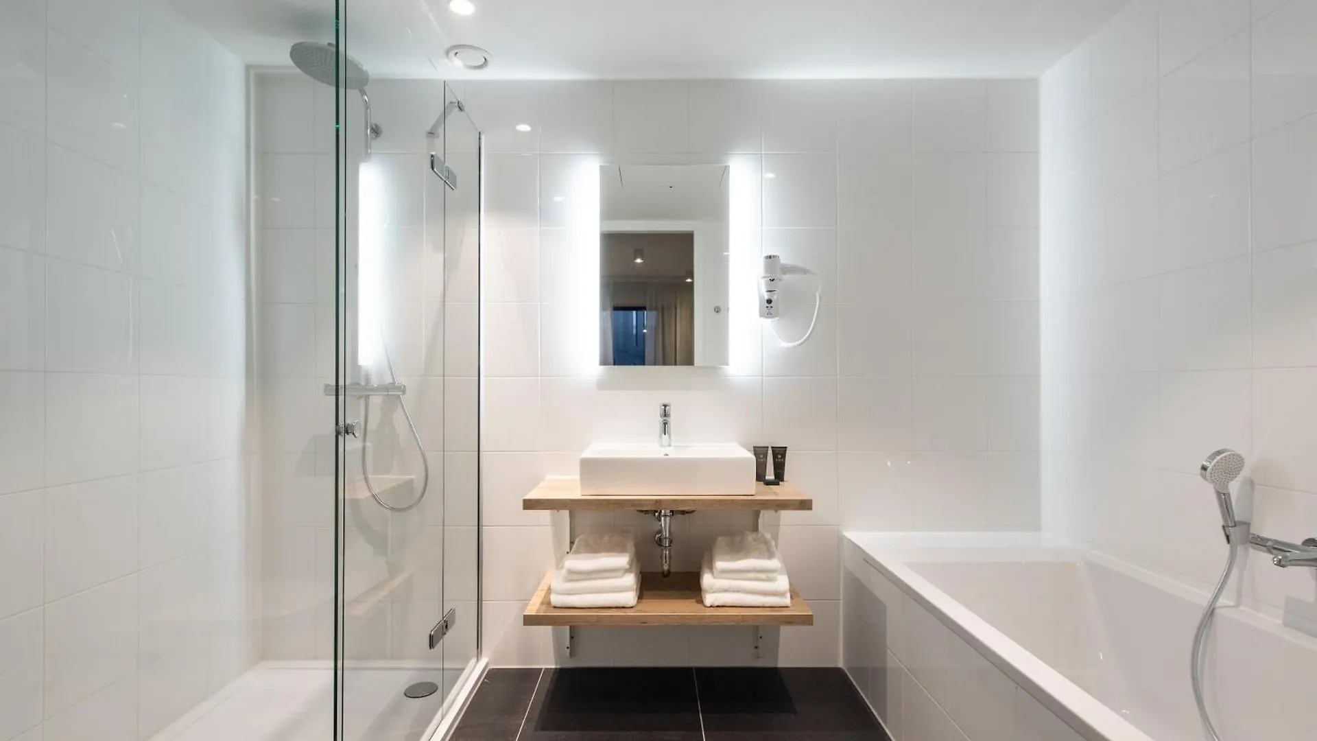 YAYS Amsterdam Docklands Aparthotel